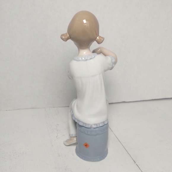 Lladro Pajama Manicurist porcelain girl with nail polish figurine w box - Picture 6 of 7
